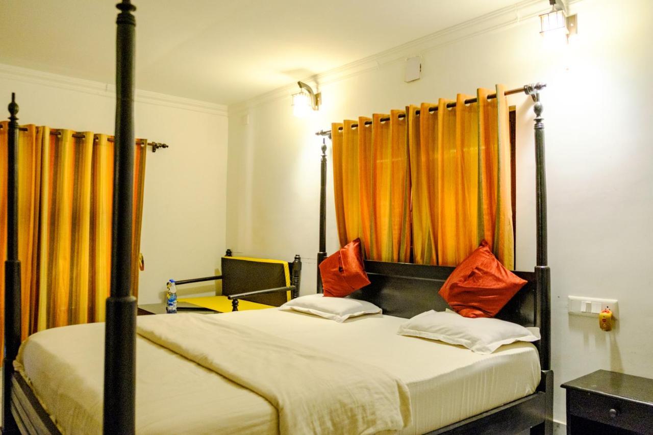 Raktokorobi Karu Gram Hotel Sri Niketan Kültér fotó
