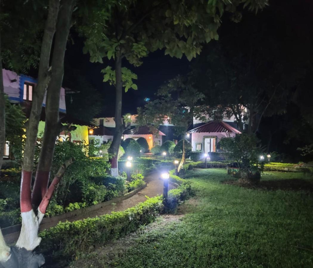 Raktokorobi Karu Gram Hotel Sri Niketan Kültér fotó