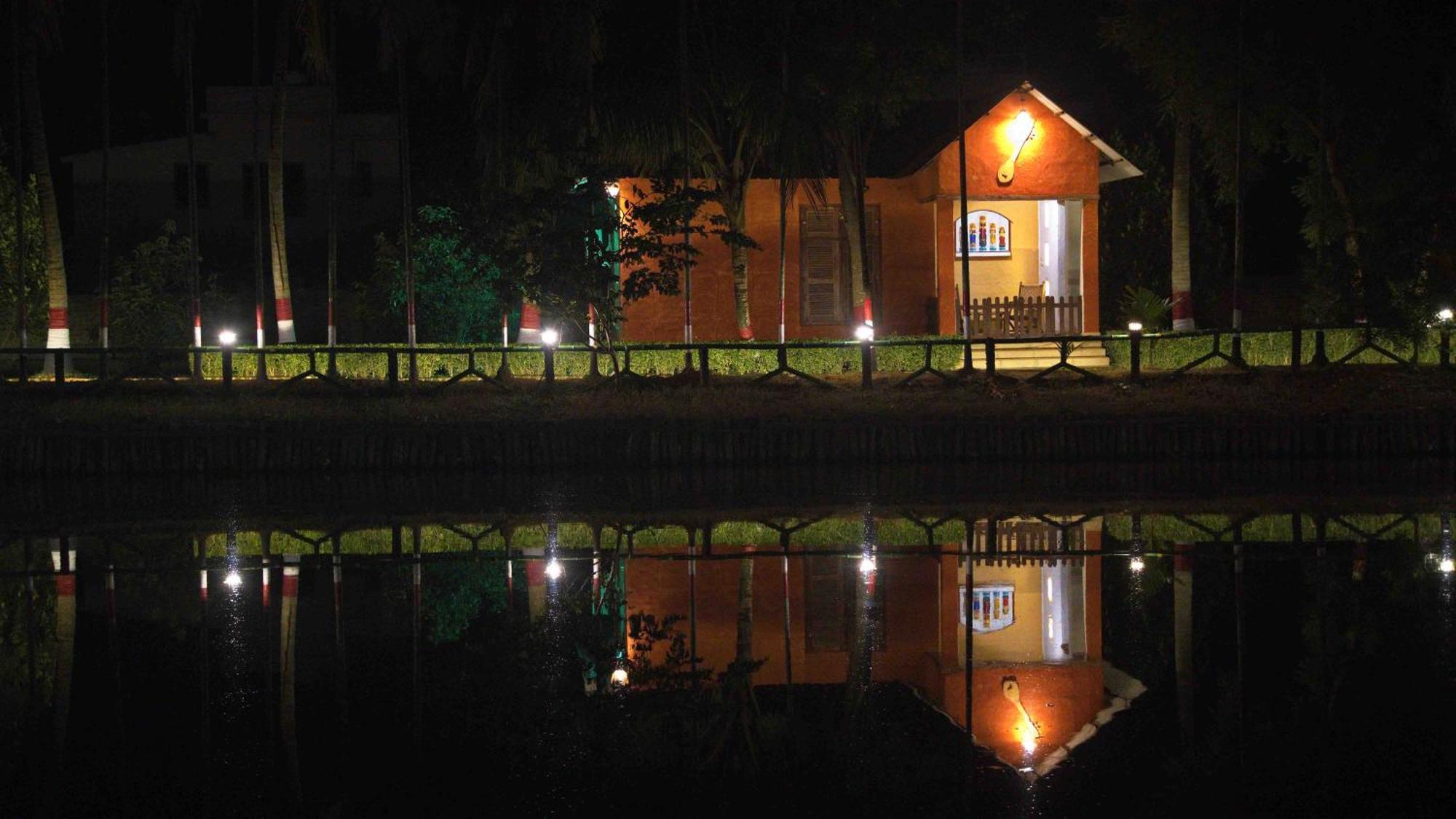 Raktokorobi Karu Gram Hotel Sri Niketan Kültér fotó
