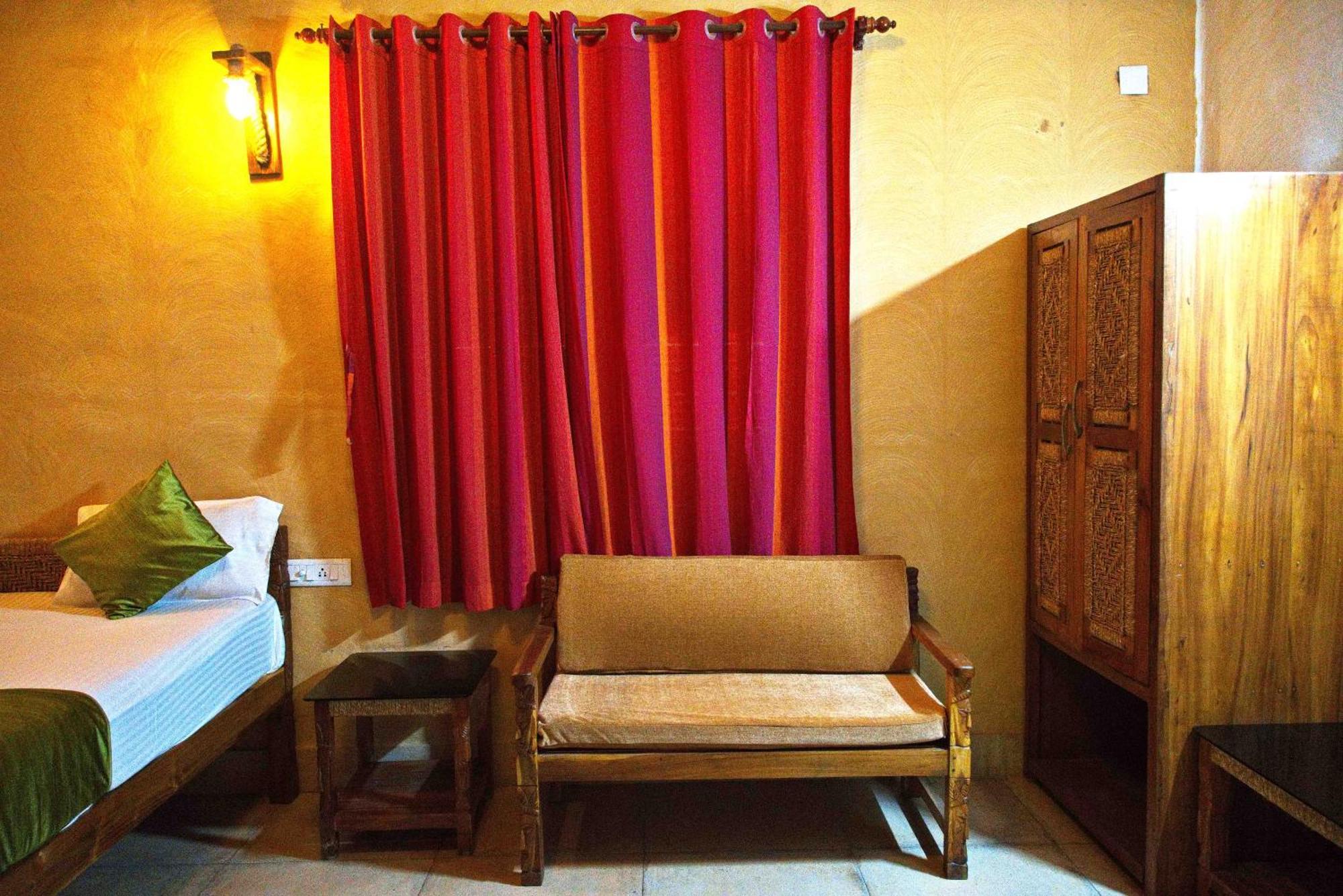 Raktokorobi Karu Gram Hotel Sri Niketan Kültér fotó
