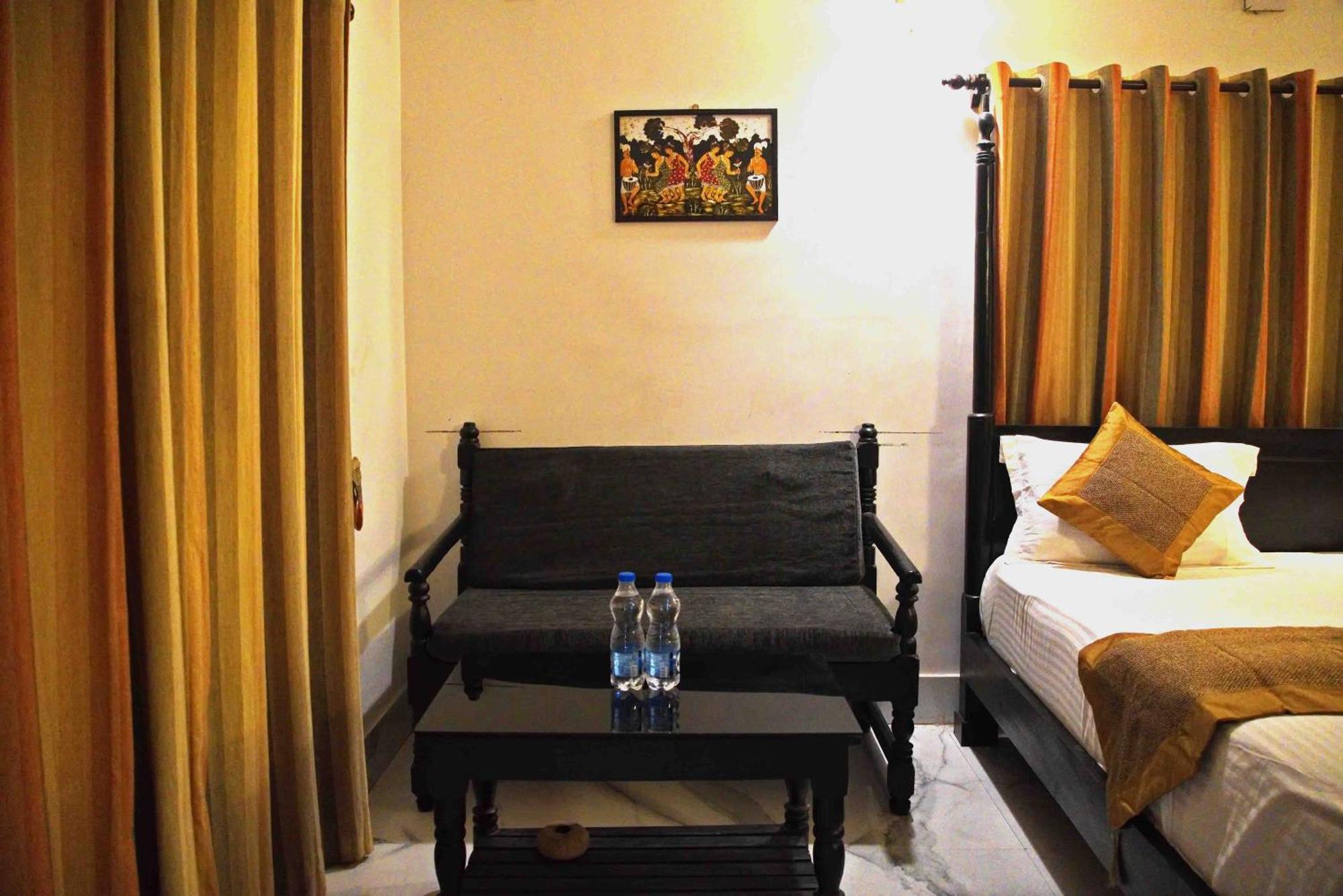 Raktokorobi Karu Gram Hotel Sri Niketan Kültér fotó